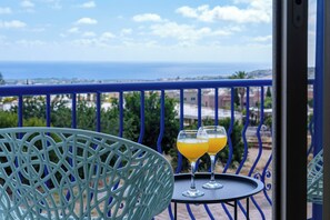 Outdoor dining - Aura Sun Holiday Homes - 2BD Maisonette (Paphos)