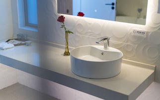 Bañera y ducha independientes, artículos de tocador gratuitos