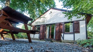 A rustic cabin with a wooden deck, a gravel ground, and a natural surrounding. - Charming Holiday Base in the Ardennes for 8 (Rendeux - Beffe)
