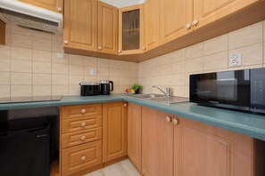 Kühlschrank, Mikrowelle, Herdplatte, Wasserkocher