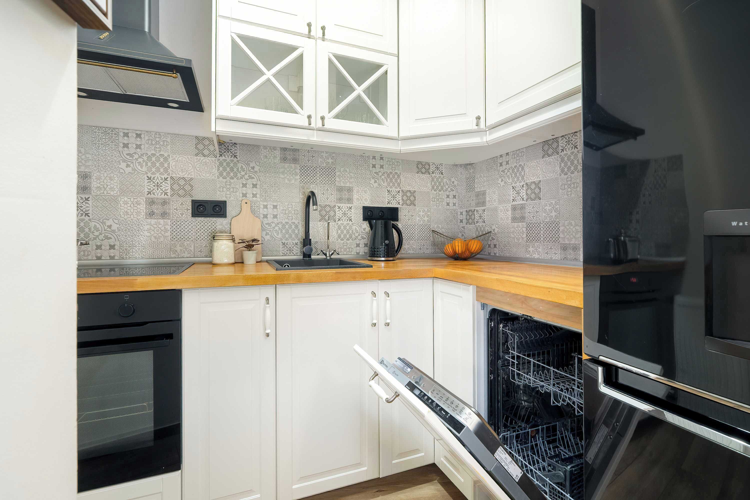 Coffee/tea maker, fridge, oven, stovetop