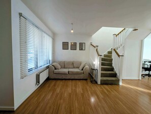Offices - Modern 2BDR Garden Home With Parking and WiFi (Greater London)