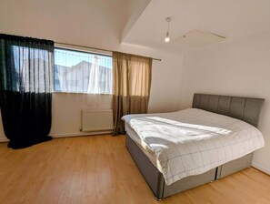 Iron/ironing board, Internet, bed sheets - Modern 2BDR Garden Home With Parking and WiFi (Greater London)
