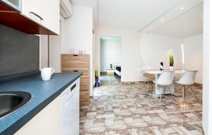 Wasserkocher mit Kaffee-/Teezubehör, Kühlschrank, Geschirrspüler