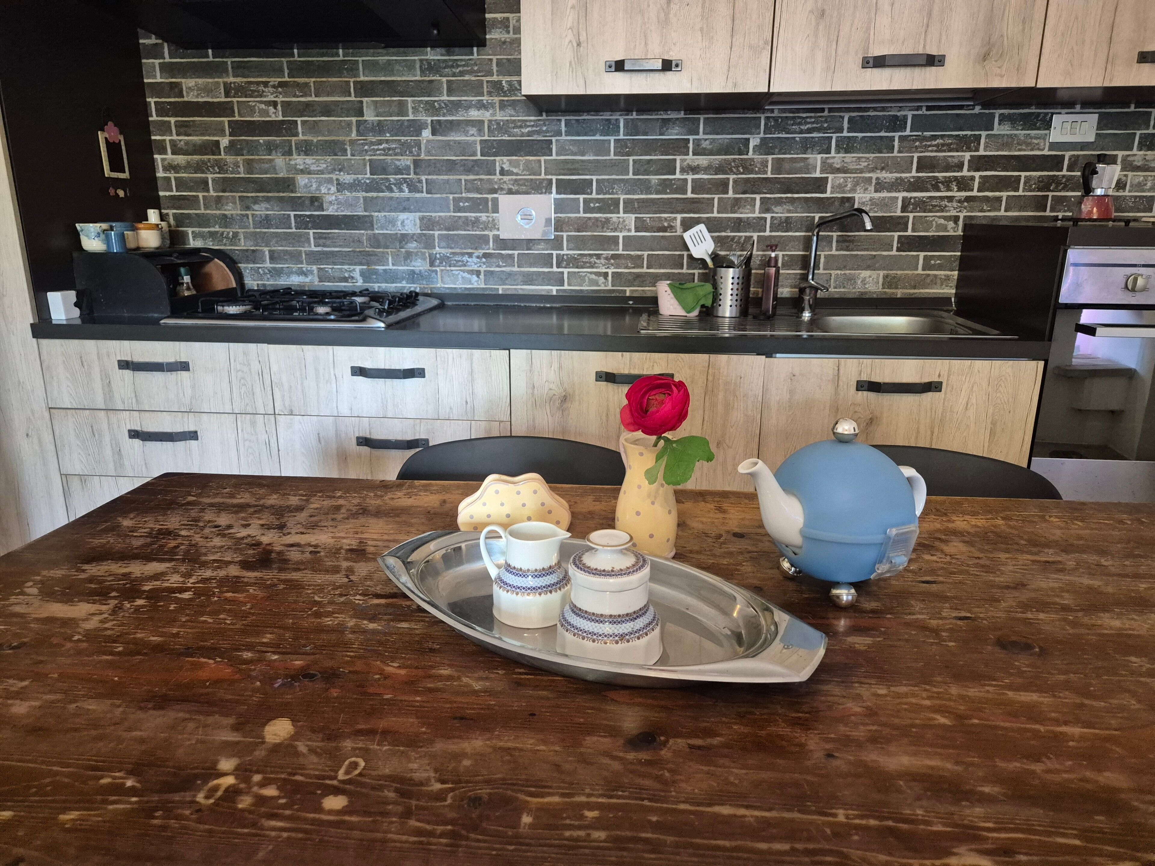 Cafetière/bouilloire, réfrigérateur, four, plaque de cuisson