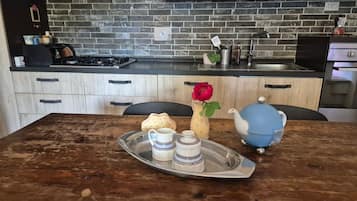 Cafetière/bouilloire, réfrigérateur, four, plaque de cuisson