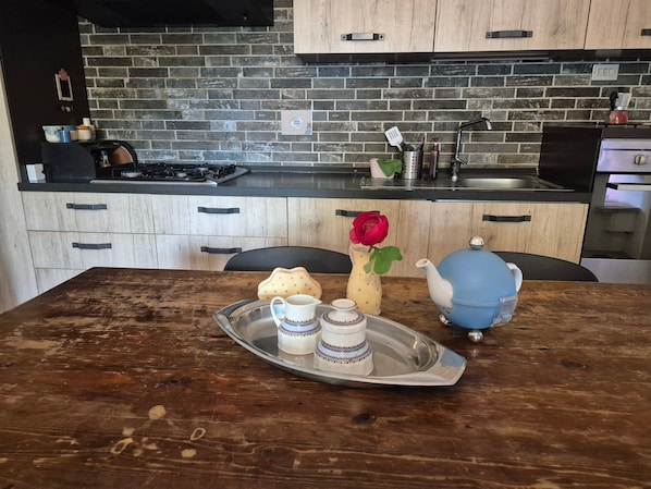 Coffee/tea maker, fridge, oven, stovetop