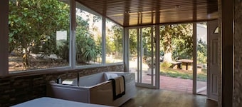 1,000-METER HOME NEAR THE BEACH (PET-FRIENDLY)