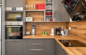 Wasserkocher mit Kaffee-/Teezubehör, Kühlschrank, Mikrowelle, Ofen