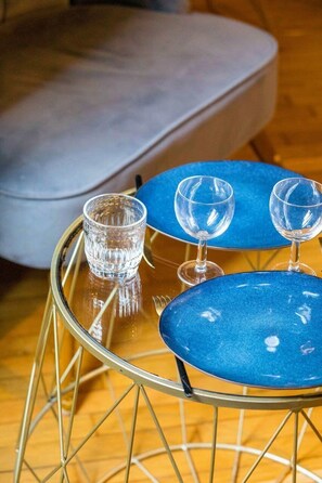 A round table with a glass top and three blue chairs. - The Secret of the Dukes - Private Spa Suite (Dijon)