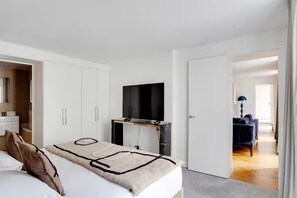 Room - Champs-Elysées apartment for 6 people (Paris)