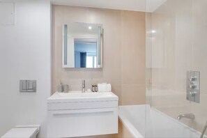 Bathroom - Champs-Elysées apartment for 6 people (Paris)