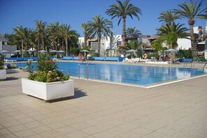Pool - Chic Apartment in Arona near Beach (Arona)