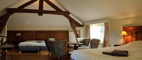Travel cot, free WiFi