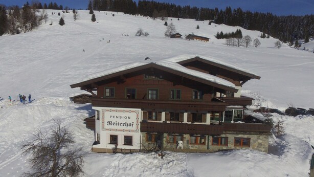 Un edificio a più piani con un cartello che indica che si tratta di una pensione.