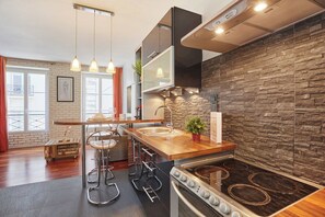 Wasserkocher mit Kaffee-/Teezubehör, Kühlschrank, Herdplatte, Toaster