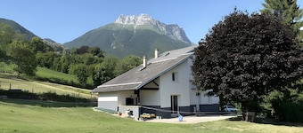 La Pallud Holiday Home: Mountain View, Wi-Fi, Air Conditioning