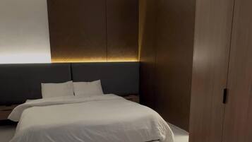 2 bedrooms, iron/ironing board, WiFi