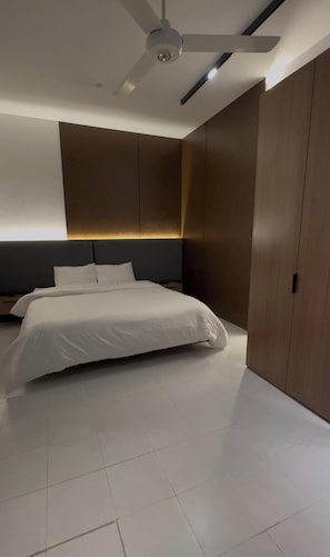 2 bedrooms, iron/ironing board, WiFi
