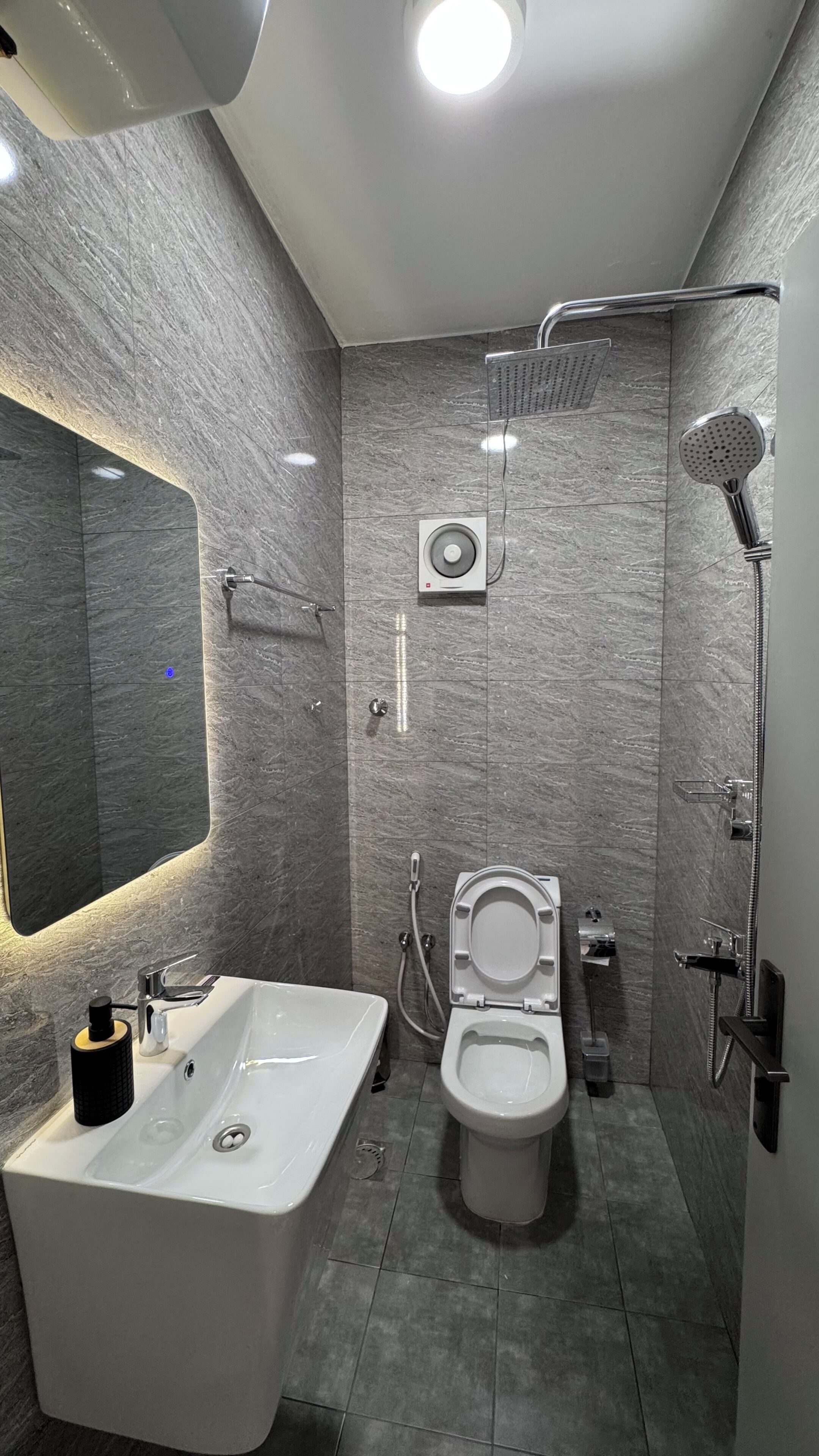 Dusche, Haartrockner, Bidet, Handtücher