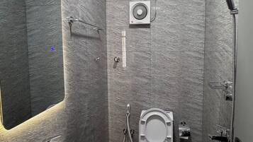 Dusche, Haartrockner, Bidet, Handtücher