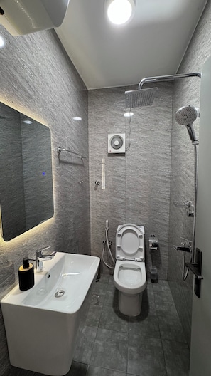 Dusche, Haartrockner, Bidet, Handtücher