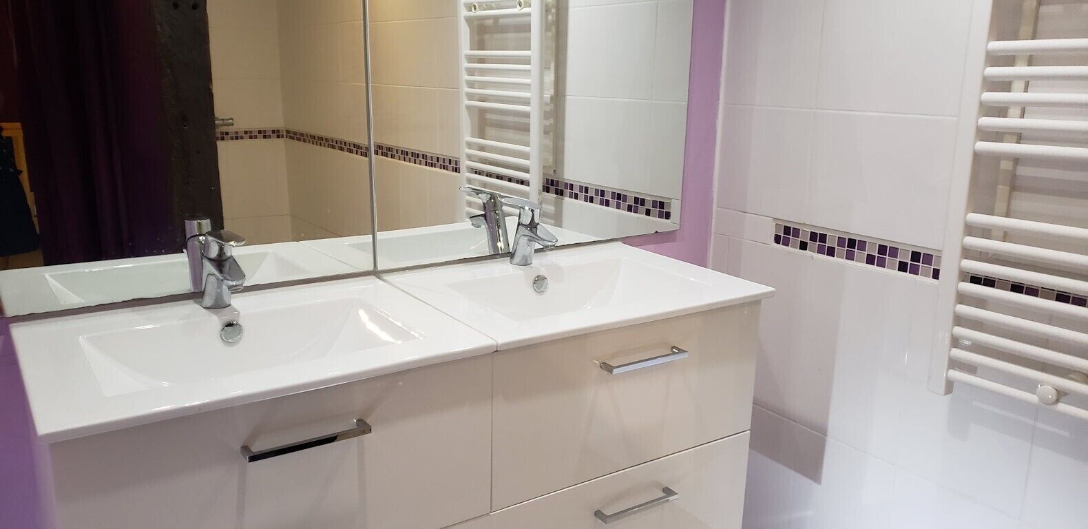 Douche, sèche-cheveux, serviettes fournies