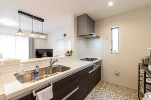Frigorífico, utensilios de cocina y mesa de comedor