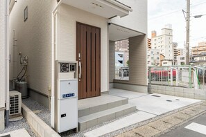 Exterior detail - JR駅近ヴィラ・駐車場付・3ベットルーム・最大10人宿泊OK・Wi-Fi (Utsunomiya-shi)