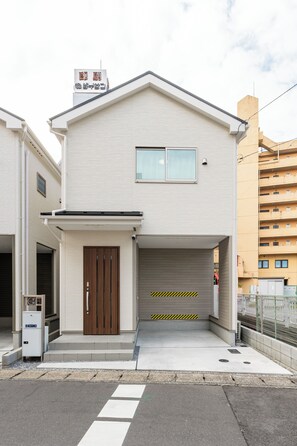 Exterior - JR駅近ヴィラ・駐車場付・3ベットルーム・最大10人宿泊OK・Wi-Fi (Utsunomiya-shi)