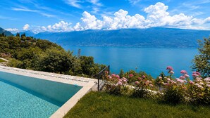 Una piscina con vista su un lago e montagne.