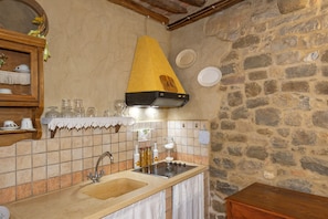 Coffee/tea maker, fridge, microwave, dishwasher - 'Piccola Corte' Holiday Home with Wi-Fi (Chianni)