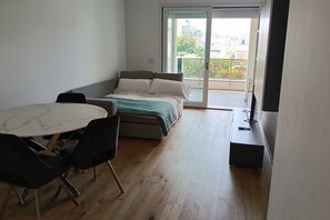 Room - A modern and bright 83-square-meter apartment, perfect for five people, located on the first floor of a recently built building with an elevator (NOT accessible to people with disabilities).The property is situated in a quiet area, ideal for those wishin (Bari)