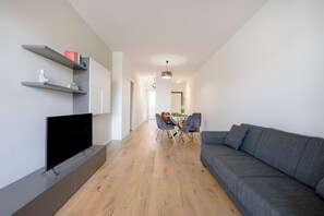 Living area - A modern and bright 83-square-meter apartment, perfect for five people, located on the first floor of a recently built building with an elevator (NOT accessible to people with disabilities).The property is situated in a quiet area, ideal for those wishin (Bari)