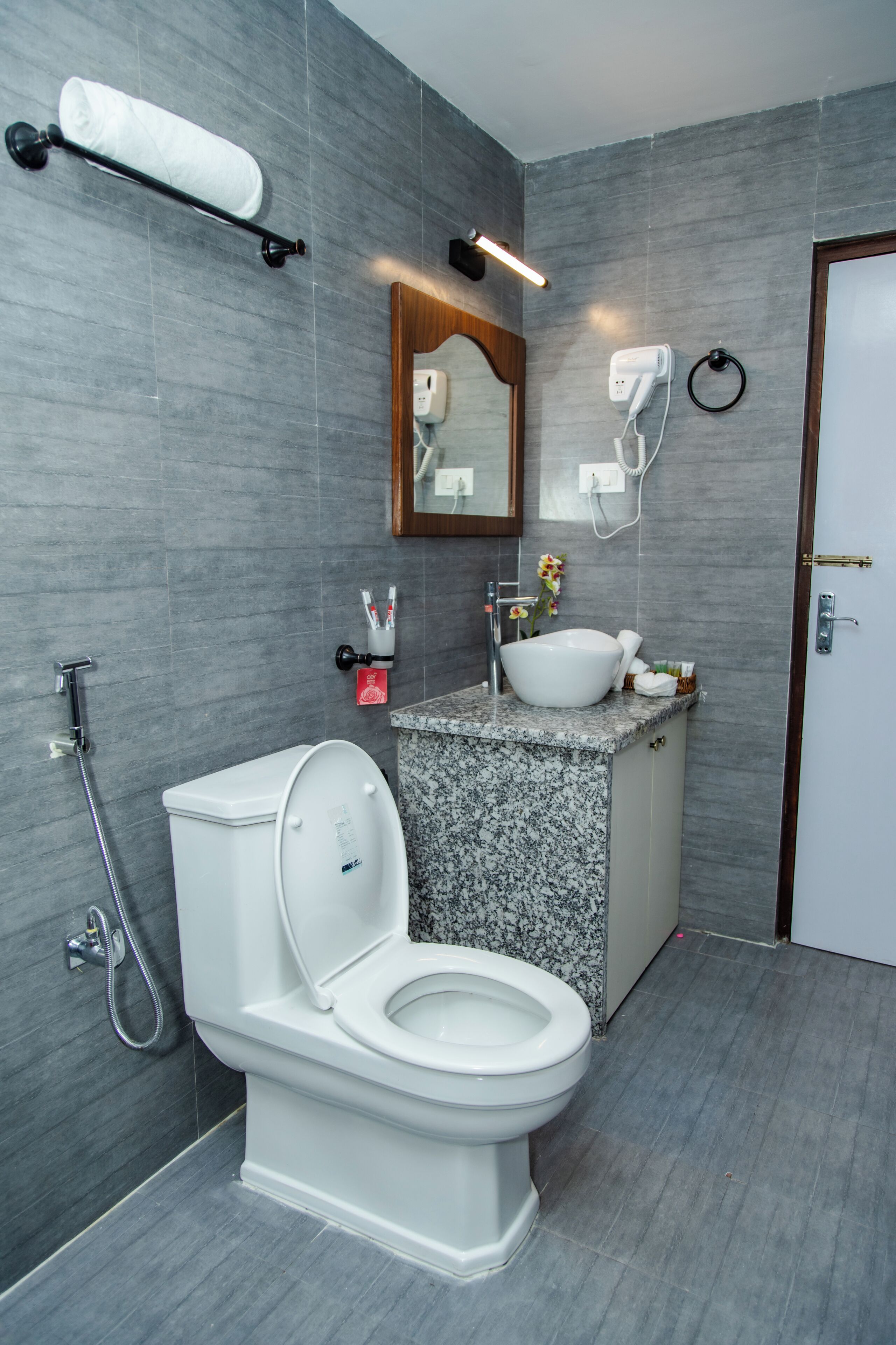 Chambre Familiale, balcon, vue ville | Salle de bain