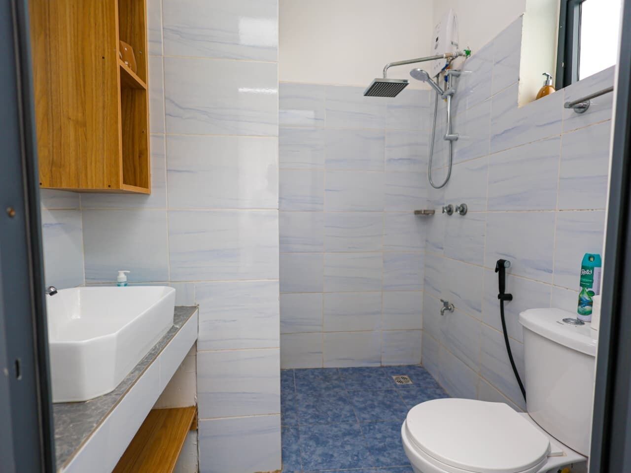 A bathroom with a bathtub, toilet, and shower.