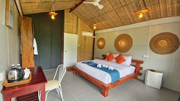 Phòng đôi Deluxe, ban công, quang cảnh bến du thuyền