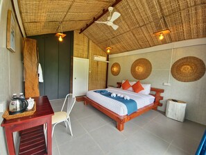 Phòng đôi Deluxe, ban công, quang cảnh bến du thuyền