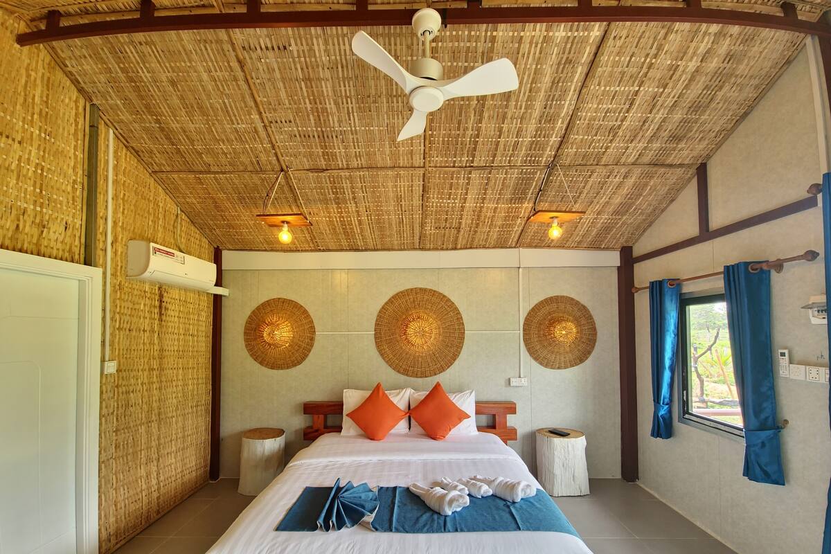 Phòng đôi Deluxe, ban công, quang cảnh bến du thuyền