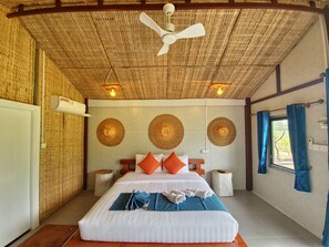 Phòng đôi Deluxe, ban công, quang cảnh bến du thuyền