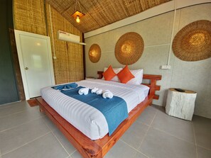 Phòng đôi Deluxe, ban công, quang cảnh bến du thuyền