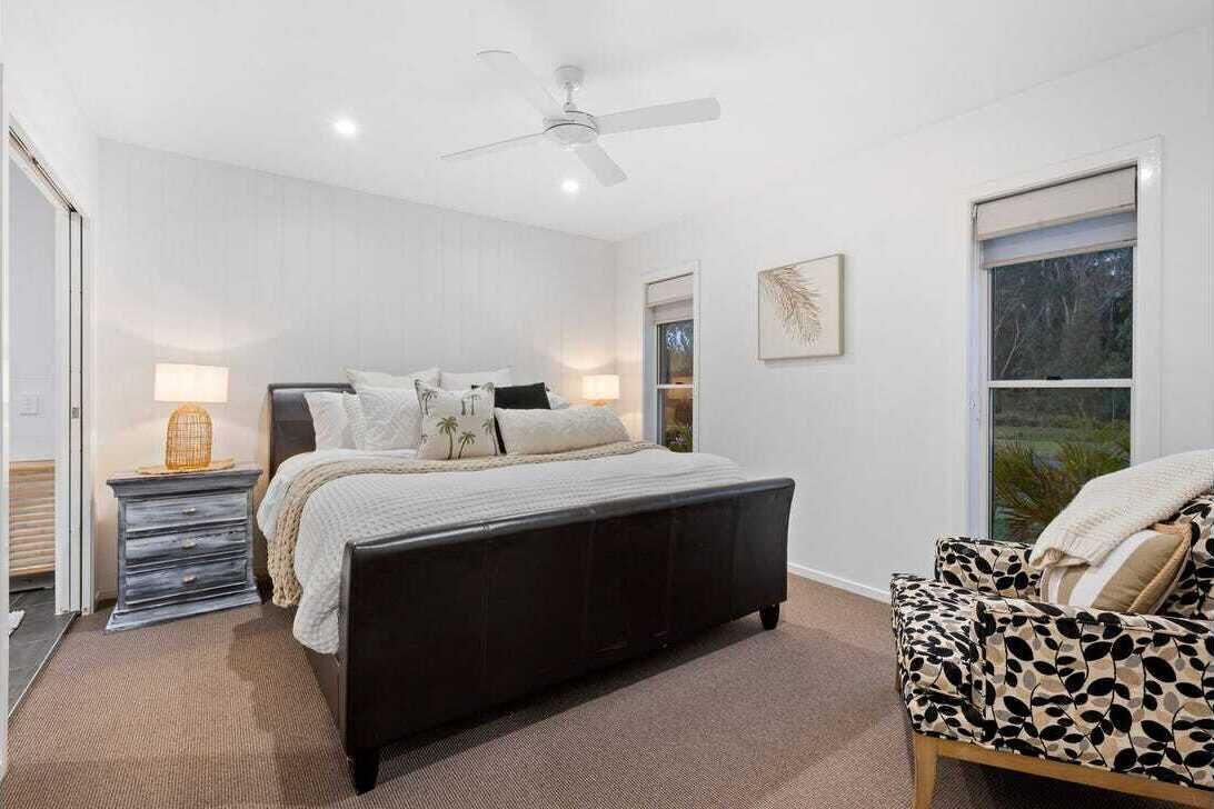 3 bedrooms, iron/ironing board, internet, bed sheets