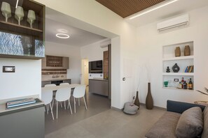 Ein modernes Interieur mit Essbereich, Küche und Wohnbereich.
