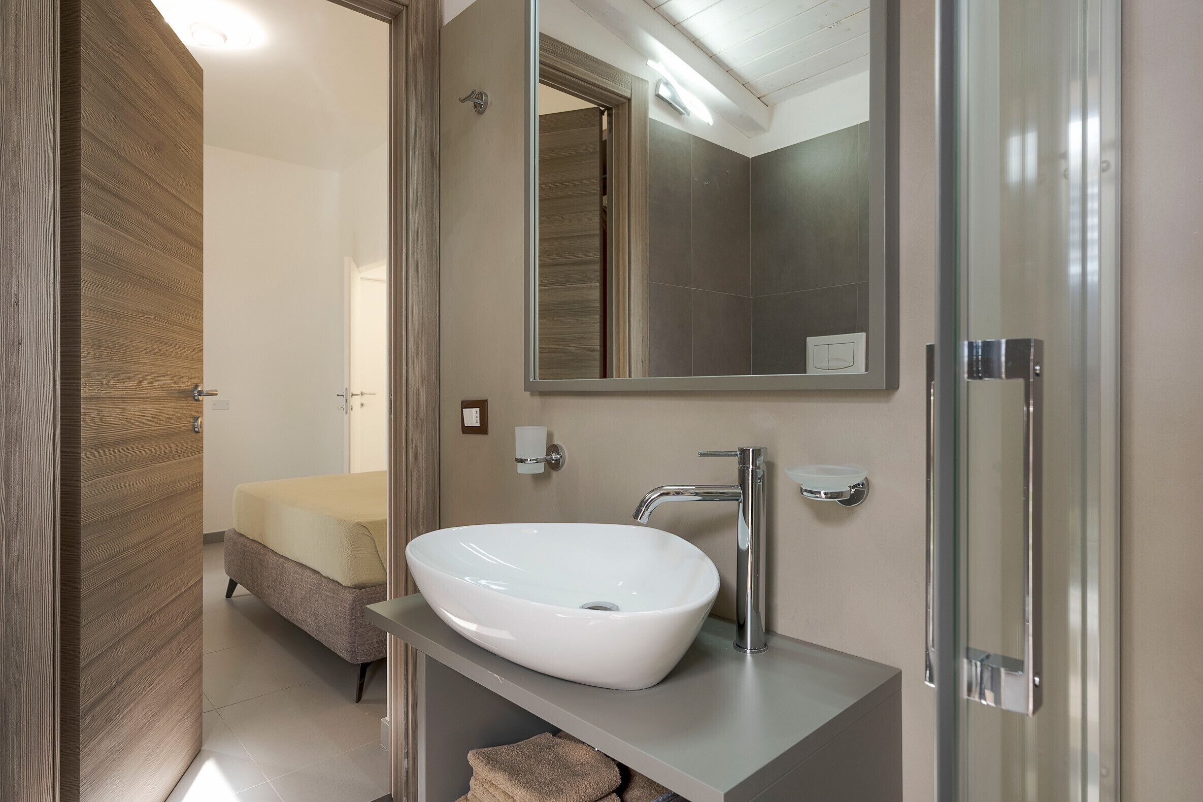 Douche, séchoir à cheveux, serviettes fournies