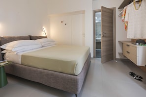 A bedroom with a bed, bedside table, and a wardrobe. - Wonderful seafront villa with terrace in Marzamemi (Noto)