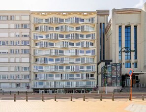 Ein mehrstöckiges Hotel mit auffälliger, zickzackförmiger Fassade, großen Fenstern und einem Casino-Schild.