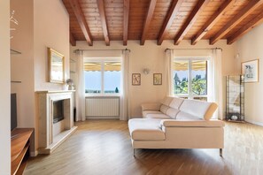 Apartment, 3 Schlafzimmer, Seeblick | Wohnbereich | 30-Zoll-Fernseher mit Satellitenempfang