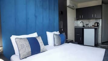 Deluxe Studio, Balcony, City View | Egyptian cotton sheets, premium bedding, down duvets