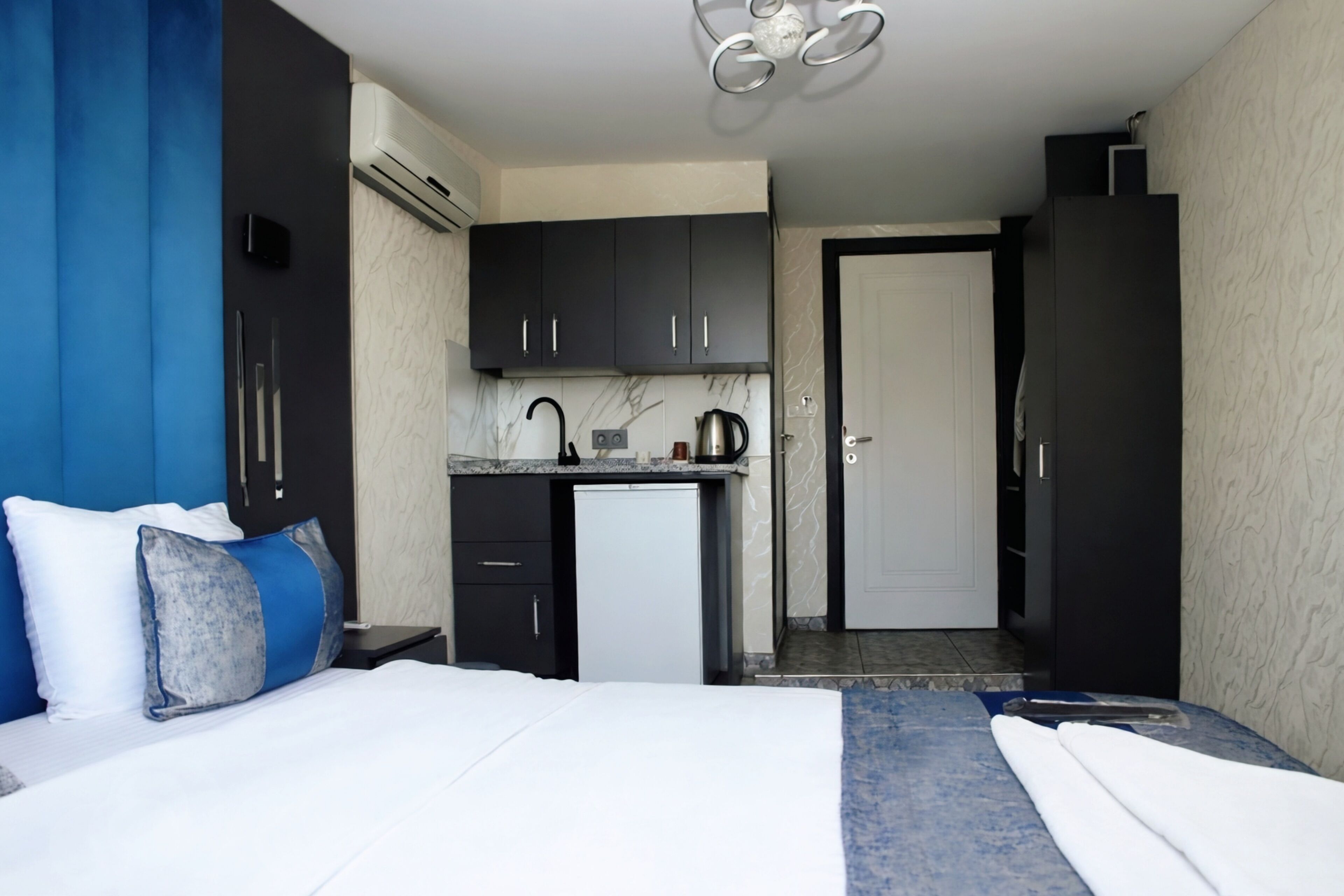Deluxe Studio, Balcony, City View | Egyptian cotton sheets, premium bedding, down duvets