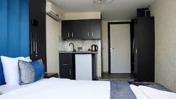 Deluxe Studio, Balcony, City View | Egyptian cotton sheets, premium bedding, down duvets